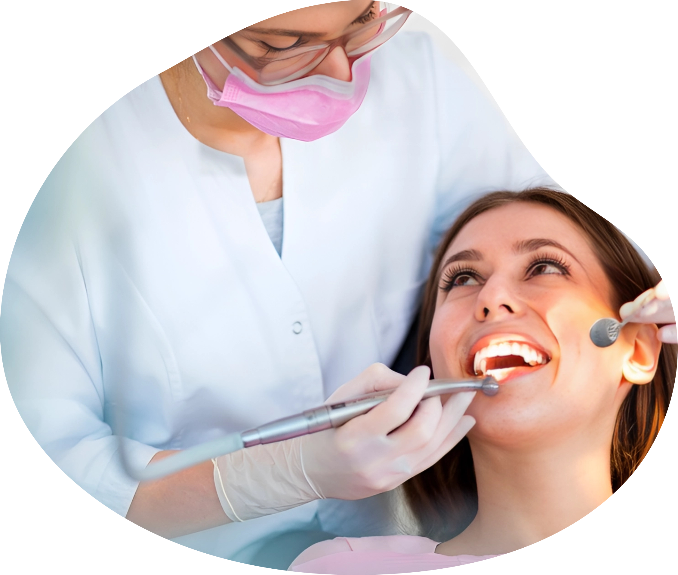 Dentista atendendo paciente sorrindo