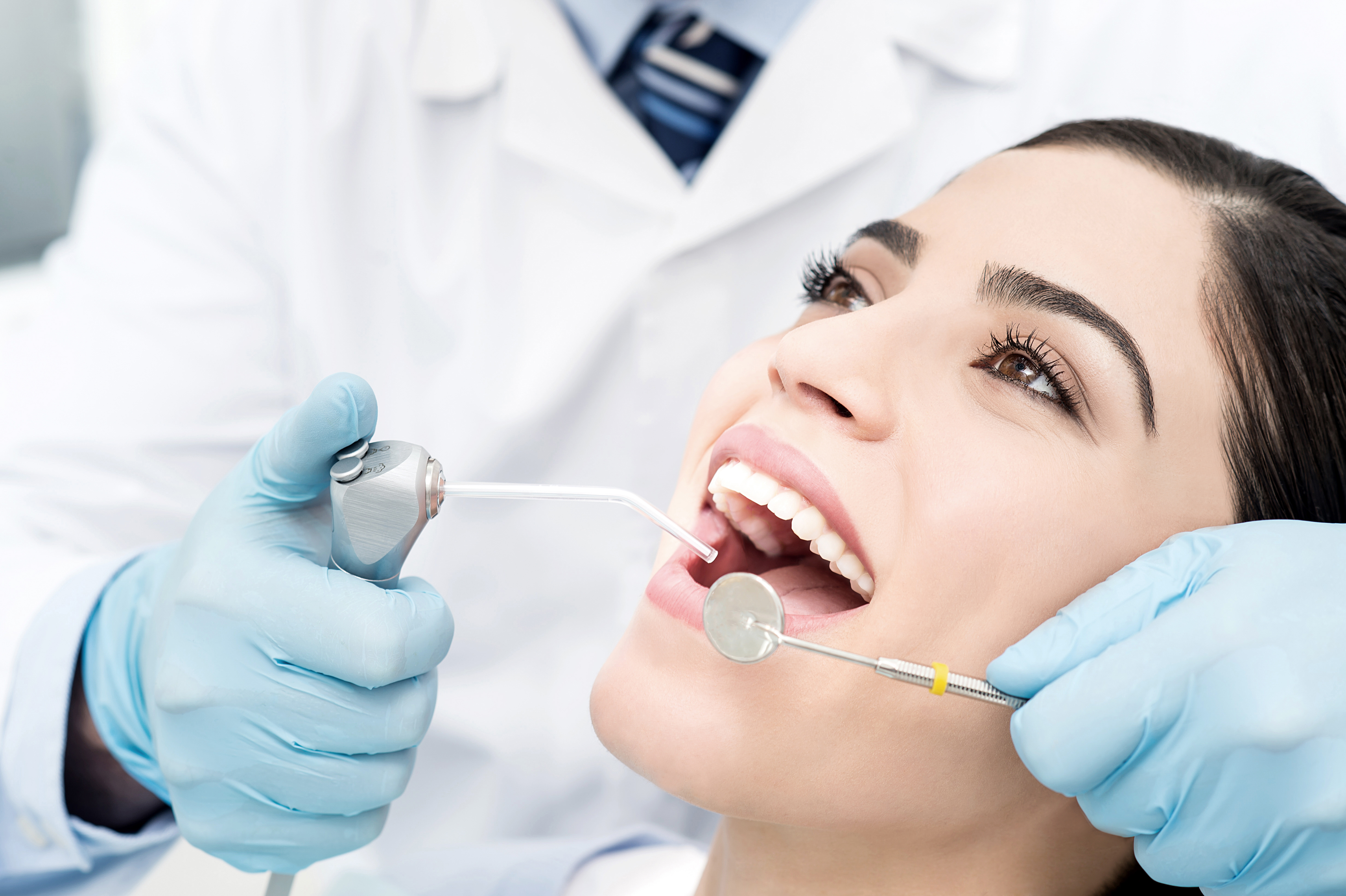 Paciente sorrindo durante atendimento odontológico